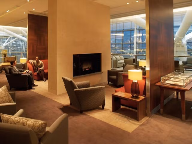 Phòng chờ Concorde room của hãng hàng không British Airways, sân bay Heathrow. Sự riêng tư là yếu tố quan trọng của phòng chờ này, hành khách có thể thưởng thức bữa ăn hoặc thư giãn thoái mái trong một không gian riêng.