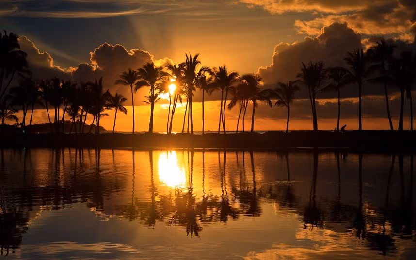 Hawaii là nơi có cảnh hoàng hôn tuyệt vời ở Mỹ Du khách có thể trải nghiệm cảm giác lãng mạn khi mặt trời lạn trên Bãi biển Anaeho'omalu, hoặc lên đỉnh Mauna Kea.