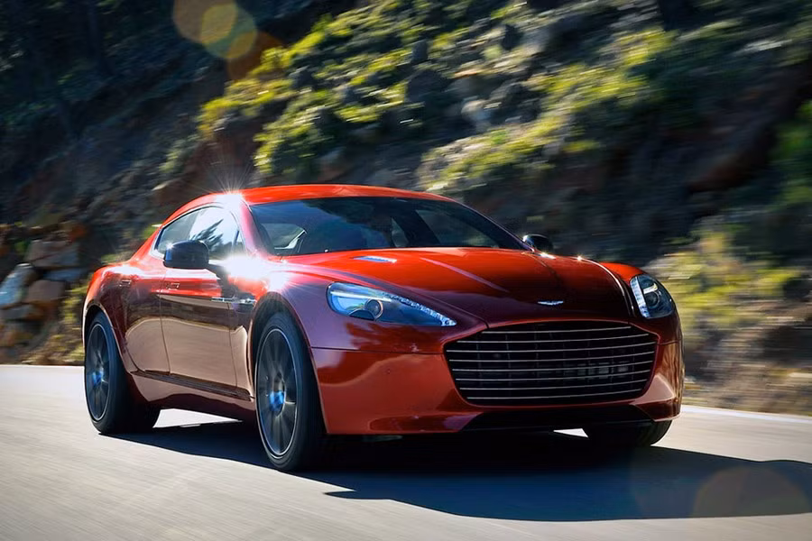 Siêu xe Aston Martin Rapide S sở hữu động cơ V12 dung tích 5.9 lít sản sinh công xuất 558 mã lực, tăng 81 mã lực so với mô hình trước, và mô-men xoắn lên tới 620 Nm. Rapide S nổi bật với chất liệu sang trọng với màu đen chủ đạo. Khách hàng có thể tùy chọn tông màu xám hoặc tông màu đỏ xen kẽ những đường chỉ khâu tỉ mỉ.