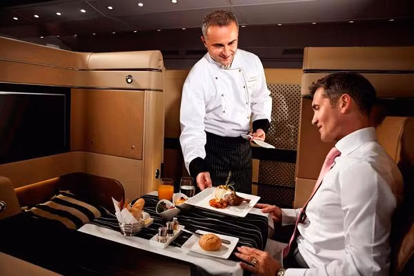 Hàng không Áo Etihad Airways là một trong những hãng bay cung cấp dịch vụ đầu bếp phục vụ các bữa ăn theo khẩu vị riêng của hành khách VIP trên các chuyến bay. Trên chuyến bay của một số hãng khác như American Airlines, Singapore Airlines, Malaysia Airlines, hàng khách có thể đặt sẵn các bữa ăn từ một thực đơn đặc biệt trước khi khởi hành.
