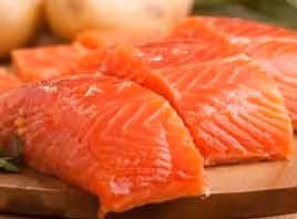 8. Ăn cá giàu Omega-3 để ngăn ngừa ung thư tuyến tiền liệt. Việc ăn cá một lần/tuần đã được chứng minh là làm giảm nguy cơ phát triển ung thư tuyến tiền liệt tới 63%. Theo một nghiên cứu của Đại học California, những người đàn ông ăn cá giàu axit béo omega-3 ít nhất một lần mỗi tuần giúp tăng cường khả năng phòng chống ung thư tuyến tiền liệt