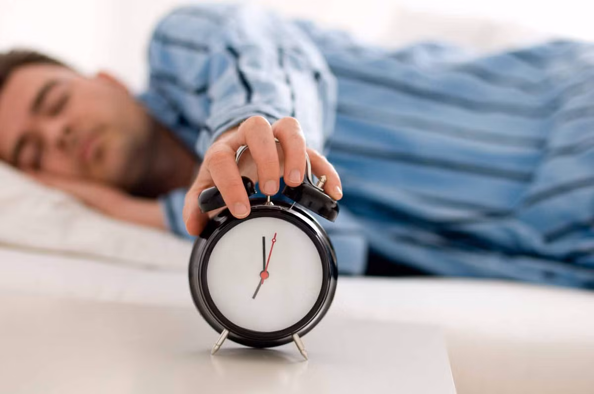 Nghiên cứu về ung thư phát hiện ra rằng, những phụ nữ ngủ không đủ 7 tiếng một đêm có nguy cơ mắc ung thư vú cao hơn 47% so với người ngủ đủ. Khi ngủ, cơ thể sẽ sản sinh ra một chất melatonin, có thể làm giảm sự sản sinh estrogen, từ đó có thể khống chế được ung thư vú