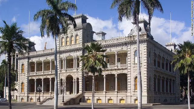 Cung điện hoàng gia Iolani (Honolulu, Hawaii). Việc trùng tu cung điện này có chi phí lên tới 7,5 triệu USD. Hàng ngày, cung điện vẫn mở cửa đón khách thăm quan từ khắp nơi trên thế giới. Hiện, cung điện này trưng bày chiếc vương miện được chạm khắc công phu với 521 viên kim cương, 54 hạt ngọc trai, 20 viên ngọc mắt mèo, 8 viên ngọc lục bảo và 8 viên hồng ngọc.