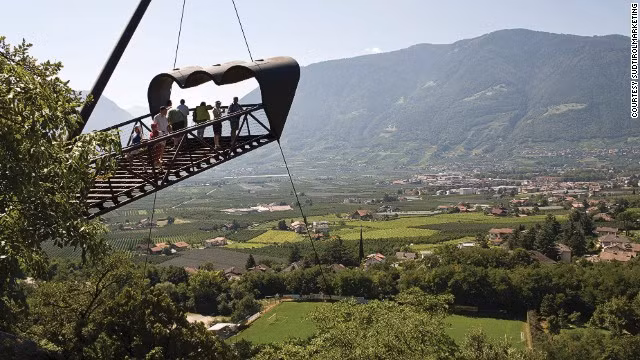Sàn ngắm cảnh Matteo Thun của Italy là một nơi lý tưởng để ngắm nhìn rừng sồi lớn của thuộc khu vườn đẹp nhất nước này.