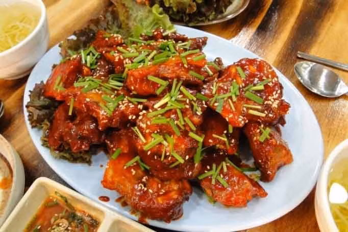 5. Món chân giò heo cay. Jokbal nghĩa đen là chân giò heo. Đây là món ăn phổ biến để nhắm rượu của người Hàn. Nó gồm chân giò heo nấu với nước tương và gia vị cay.