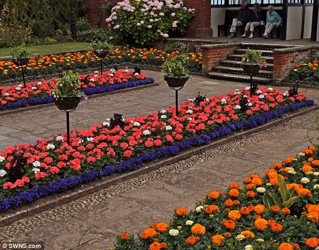 Quan chức ở Sidmouth, Devon (Anh) đã nhận được 2,3 triệu bảng Anh để phục vụ mục đích làm đẹp thị trấn ven biển này. Quan chức ở Sidmouth, Devon (Anh) đã nhận được 2,3 triệu bảng Anh để phục vụ mục đích làm đẹp thị trấn ven biển này.