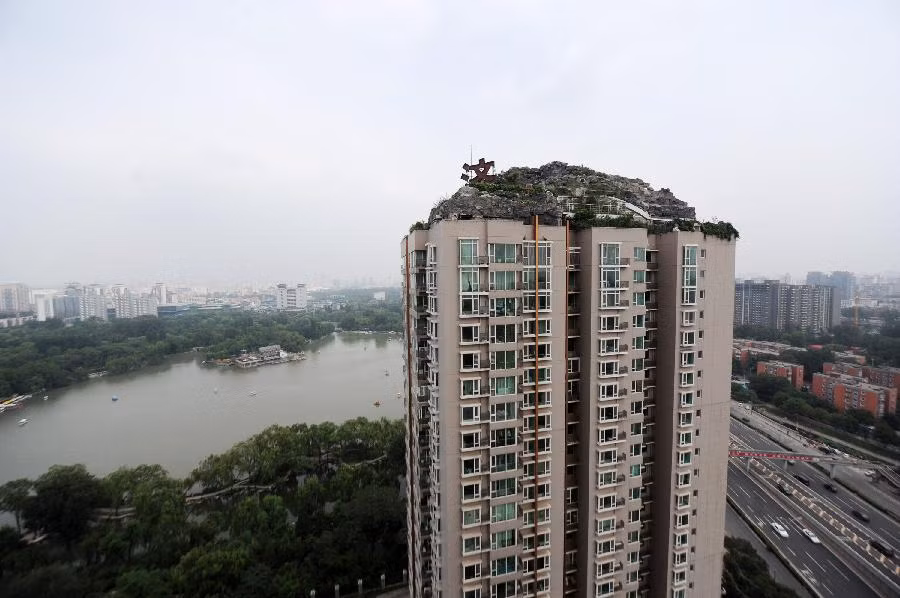 Một số hàng xóm đã phàn nàn về sự kỳ quặc của kiến trúc kỳ quái này. Họ lo ngại rằng tòa biệt thự có thể sụp đổ trên nóc nhà của họ. Người hàng xóm tên Yan kể rằng, việc thi công liên tục công trình này vừa gây rò rỉ nước xuống những căn hộ ở bên dưới, vừa gây ồn ào khiến bà rất bức xúc. Một người khác thì phàn nàn về những cuộc vui chơi, hát hò vào đêm khuya của giáo sư Zhang thường khiến người dân trong chung cư bị thức giấc.