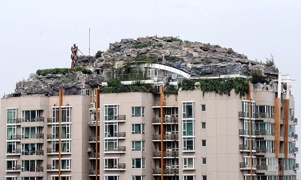 Biệt thự được bao quanh bằng một quần thể đá giả và cây xanh nổi lên trên nóc của một tòa chung cư thuộc khu đô thị Renji Shanzhuang, Thủ đô Bắc Kinh.