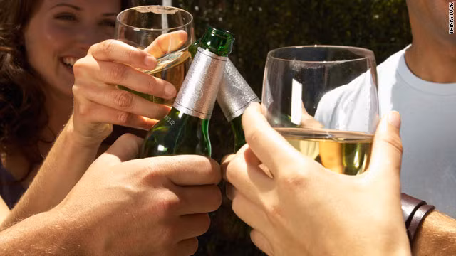  5. Uống ít rượu bia: Thường xuyên uống rượu sẽ làm tăng nguy cơ phát triển ung thư vú. Chính vì vậy, phụ nữ cần điều tiết bằng cách hạn chế tối đa việc tiêu thụ chất cồn này.
