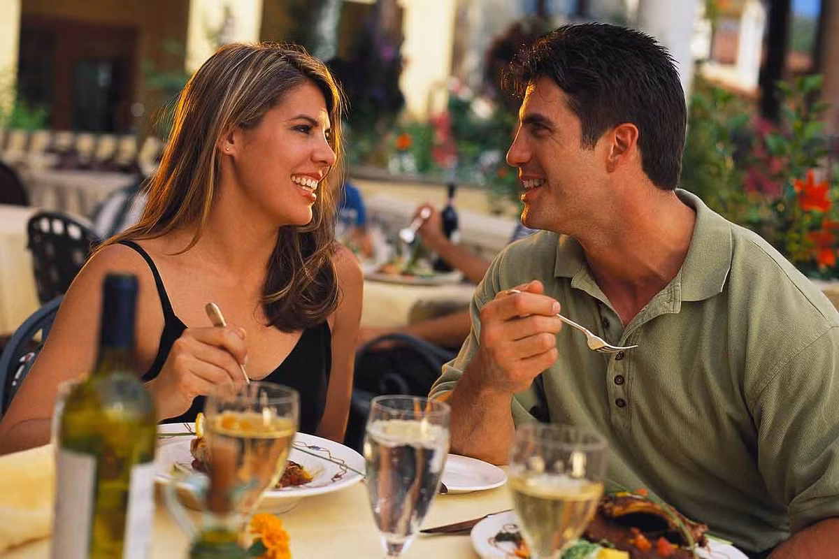 Giả vờ như đang ăn ngoài nhà hàng. Tưởng tượng như đang ăn tại nhà hàng sẽ khiến bạn ăn chậm hơn khi bạn đang ở nhà. Bạn sẽ kéo dài được thời gian ăn và ăn ít hơn. Bên cạnh đó, bạn cũng có thể lựa chọn thực đơn phù hợp với mình.
