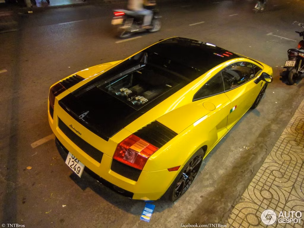 Siêu xe này về Việt Nam hồi cuối năm 2007 với hai tông màu vàng – đen. Chiếc xe thuộc về một đại gia ở Sài Gòn, với biển số khá độc đáo là 52F-1249, với hàm ý nhắc đến số thứ tự sản xuất của nó.
