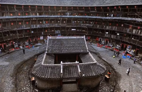 Du khách nên đến thăm ngôi nhà thổ lâu 700 năm tuổi ở huyện Nanjing, tỉnh Phúc Kiến, Trung Quốc. Nó được xây dựng bằng đất với nhiều bức tường xung quanh để ngăn không cho người ngoài đột nhập. Ngôi nhà đại diện cho văn hóa của người Khách gia (Hakka) từ thế kỷ thứ 11. Năm 2008, công trình này được UNESCO công nhận di sản thế giới.