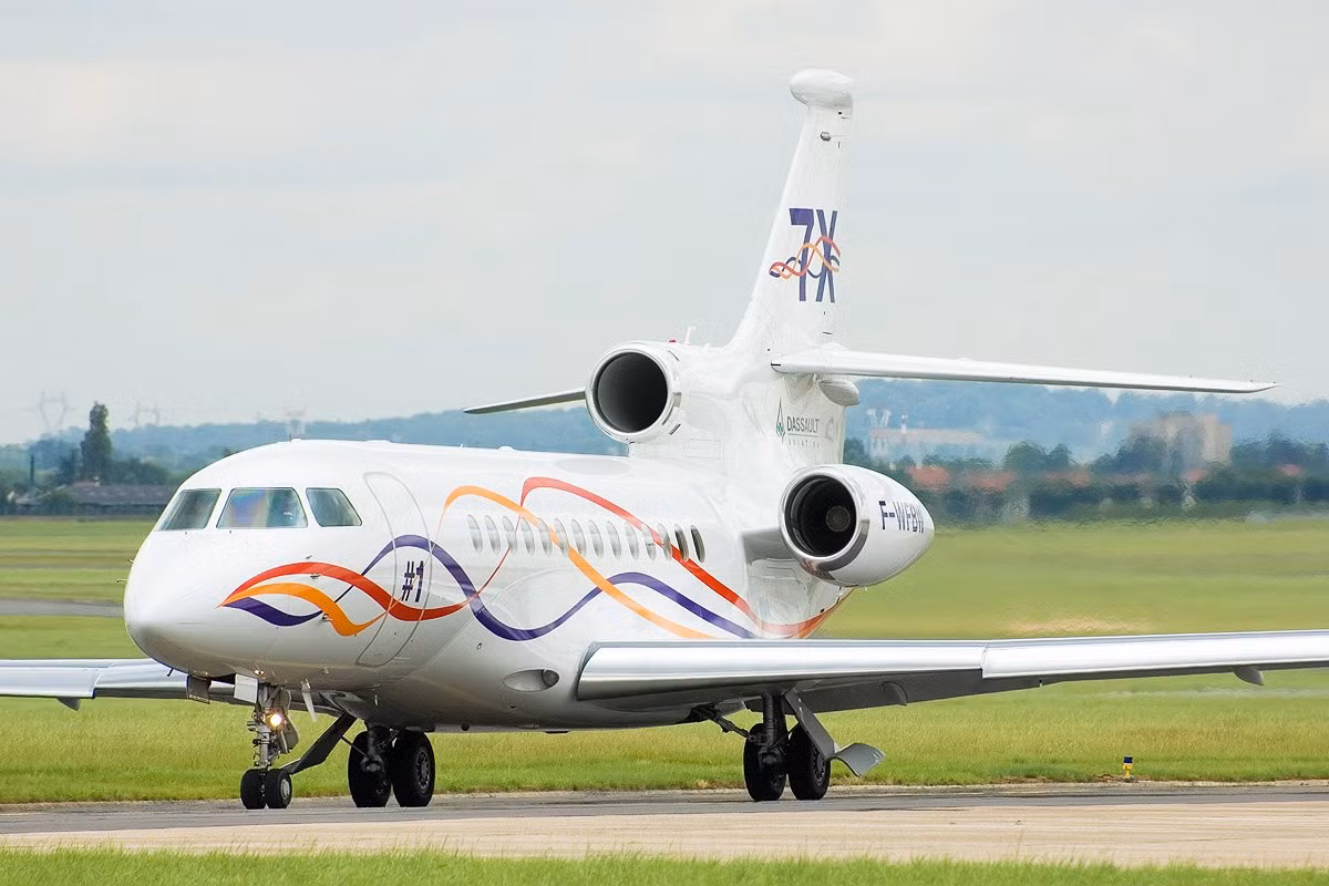Ecclestone cũng sở hữu một đội máy bay phản lực tư nhân, gồm cả một chiếc Dassault Falcon 7X.