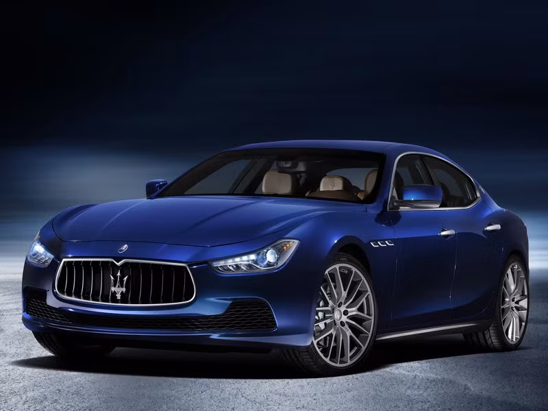 Siêu xe Maserati Ghibli được trang bị ba động cơ V6 tăng áp, trong đó có hai động cơ xăng 3.0 và một động cơ diesel tiết kiệm nhiên liệu 3.0. Ngoại thất của Maserati Ghibli nổi bật với chắn bùn phồng lên, cặp đèn pha với dải đèn LED chiếu sáng ban ngày hiện đại…