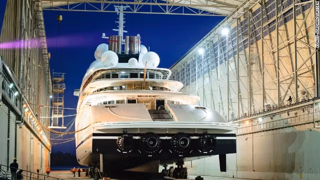 Tạp chí Du thuyền Pháp (Yacht France) đưa tin, siêu du thuyền Azzam đứng đầu trong bình chọn thường niên 100 du thuyền lớn nhất thế giới của họ. Xếp vị trí thứ hai là du thuyền Eclipse của tỷ phú Nga Abramovich.