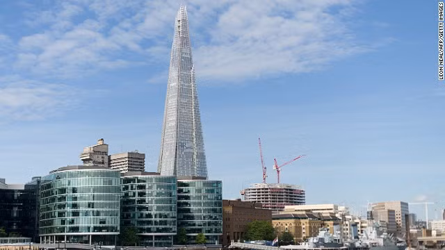 Tòa tháp The Shard ở London (Anh) là công trình kiến trúc có chiều cao lớn nhất châu Âu. The Shard, cao 310 m, nằm nổi bật giữa trung tâm thành phố London, bên các công trình kiến trúc nổi tiếng như Tower Bridge và Nhà thờ St. Paul.