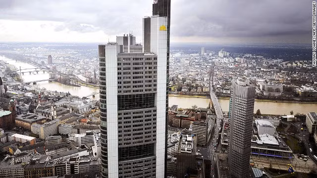Trụ sở của ngân hàng Commerzbank ở Frankfurt, Đức. Đây là tòa nhà cao nhất nước Đức và thứ 2 ở châu Âu hiện nay với độ cao 300m và chi phí xây dựng là 414 triệu USD. Tòa nhà đánh giá là công trình thân thiện với môi trường khi tận dụng được nguồn sáng tự nhiên rất tốt cũng như cắt giảm sử dụng năng lượng.
