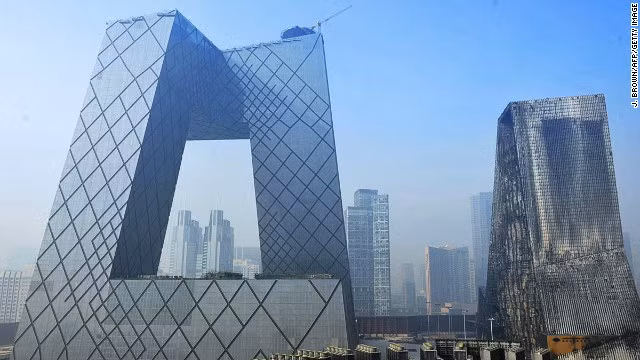 Tòa nhà trụ sở đài CCTV ở Bắc Kinh, Trung Quốc. Tòa nhà cao 234 m, có kinh phí xây dựng là 600 triệu USD, được sử dụng làm trụ sở đài truyền hình CCTV của Trung Quốc. Khối kiến trúc này có hai phần (phục vụ cho việc phát sóng và các dịch vụ khác) được liên kết bởi mái đa giác nhô ra ngoài. Tạp chí Time (Mỹ) từng mô tả tòa trụ sở của CCTV là một trong những tòa nhà cao nhất và cấp tiến nhất thế giới.