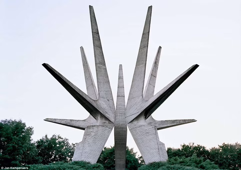 Đài tưởng niệm này ở Belgrade, Serbia, tôn vinh các chiến sĩ du kích trong Thế chiến 2.