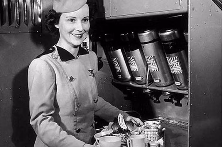 Váy ngắn, mũ lệch tôn lên vẻ nữ tính, thanh lịch của nữ tiếp viên hãng Canadian Colonial Airways trong những năm 1940.