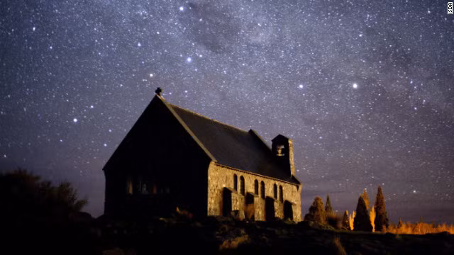 Bầu trời lấp lánh ánh sao ở Mackenzie Basin, New Zealand.
