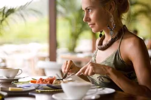 Ngồi ăn. Bạn nên bỏ ý nghĩ rằng việc vừa ăn vừa đi lại sẽ giúp bạn giảm cân bởi thực tế hoàn toàn ngược lại. Vừa ăn vừa di chuyển hoặc đứng ăn khiến bạn có xu hướng ăn nhanh và nhiều hơn. Một khảo sát của Mỹ chỉ ra rằng, những người có thói quen đứng, đi lại hoặc làm những việc khác khi ăn kết quả lại ăn nhiều hơn tới 30% lượng calo so với người ngồi ăn.