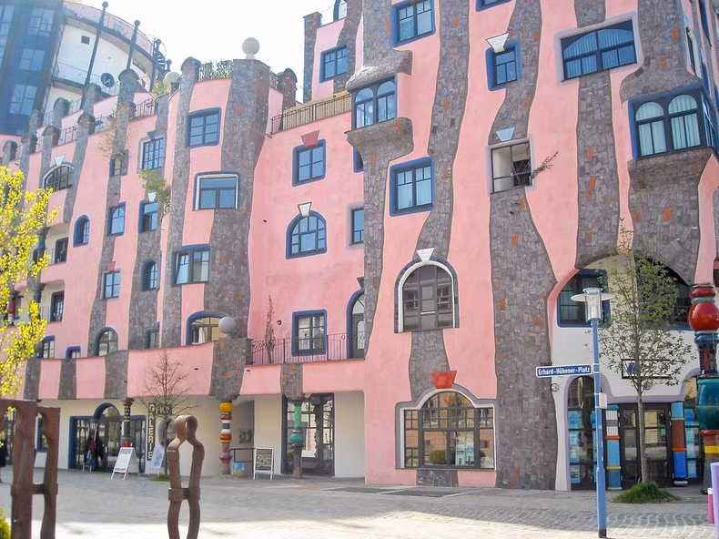 Một trong những công trình độc đáo của kiến trúc sư nổi tiếng Hundertwasser: Tòa nhà Grüne Zitadelle ở Magdeburg, Đức.