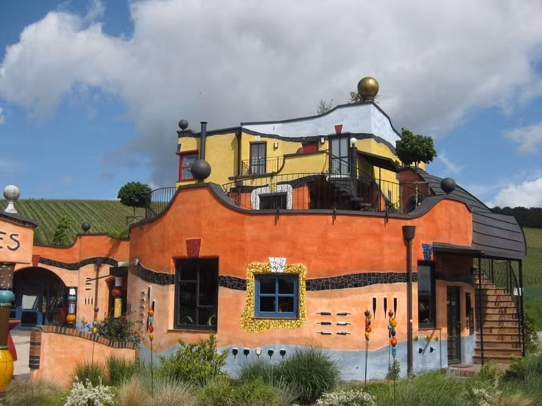 Tòa nhà Hundertwasser ở Đức, giống như trong chuyện cổ tích.