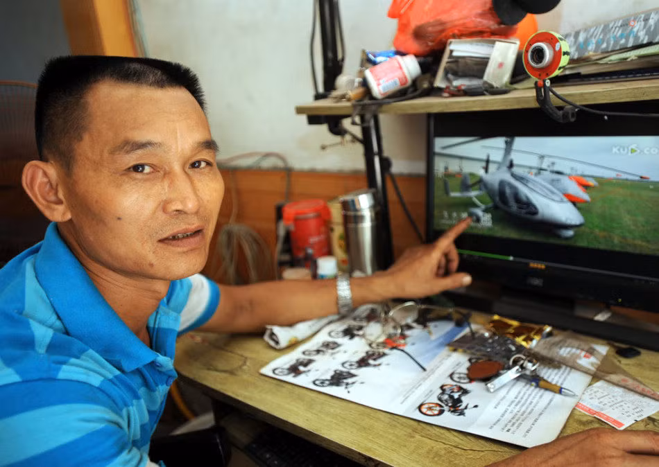 Dựa trên những nghiên cứu thực tiễn và mày mò tìm hiểu từ Internet, người thợ máy này đã chế tạo chiếc trực thăng tự chế dài tới 4,2 m, cao 2,8 m.