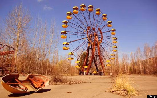 2. Chernobyl, Ukraine. Năm 1986, nhà máy năng lượng hạt nhân Chernobyl ở Ukraine gặp một tai nạn lớn, gây ra vụ nổ hạt nhân cực lớn. Vụ tai nạn gây ra 4.000 ca tử vong, khiến hơn 100.000 người phải bỏ nhà do khu vực bị nhiễm xạ nghiêm trọng.