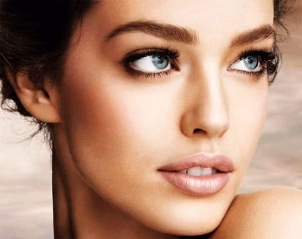 Phụ nữ có đôi tai không cân xứng, tai trái dày hơn tai phải sẽ sinh con gái đầu lòng. Nếu hai tai giống hệt nhau thì rất khó đoán định.