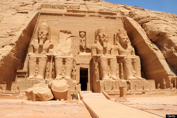 Tượng vua Ramses 2, Nubia, Ai Cập. Bốn bức tượng Ramses 2 là một phần của tổ hợp đền thờ Abu Simel nổi tiếng. Theo các nhà nghiên cứu, những bức tượng này năm xưa được phủ màu sắc tươi sáng.