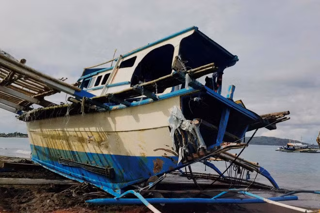 Người Philippines quyết liệt đòi TQ bồi thường vì đâm chìm tàu ở Biển Đông Nguoi Philippines quyet liet doi TQ boi thuong vi dam chim tau o Bien Dong