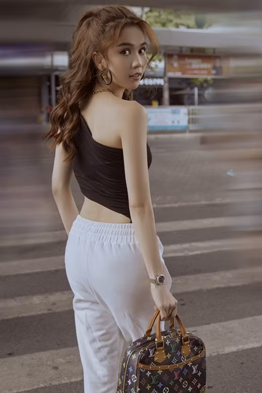 Trong dịp này thì là vòng eo "con kiến" trứ danh...