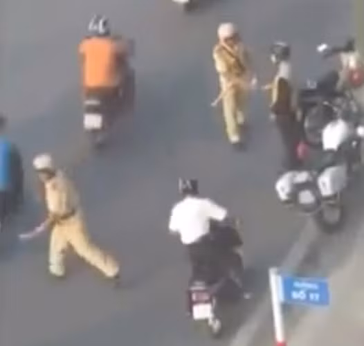 Bốn cán bộ CSGT Đội Hàng Xanh vừa bị đình chỉ công tác vì có liên quan đến vụ " thản nhiên vạch ví lấy tiền người đi đường"