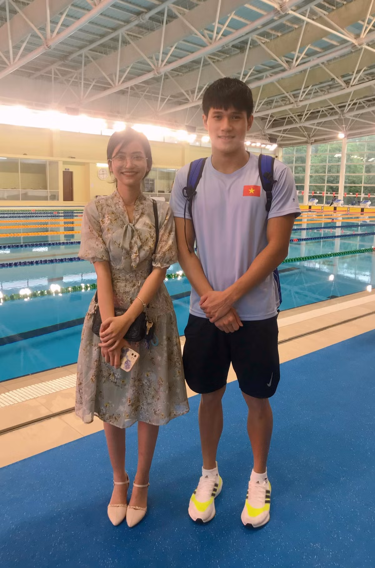 Fan nu cho hang gio de chup anh cung VDV boi nguoi Thai Lan-Hinh-4