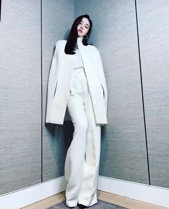 Diễn viên, người mẫu và cựu Hoa hậu Chuyển giới 36 tuổi nhận nhiều khen ngợi nhan sắc lẫn phong cách thời trang. Các khán giả nhận xét lối trang điểm tự nhiên tôn vẻ ngọt ngào của Nong Poy.