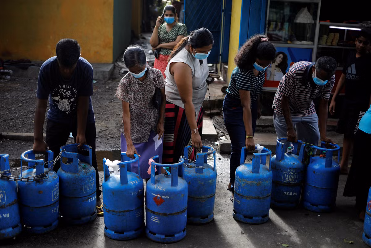 Chủ tịch công ty phân phối khí đốt của Sri Lanka Litro Gas cho biết công ty này dự kiến bắt đầu phân phối 80.000 bình mỗi ngày từ 21/5, để lấp đầy khoảng 3,5 triệu bình bị thiếu hụt trên thị trường.