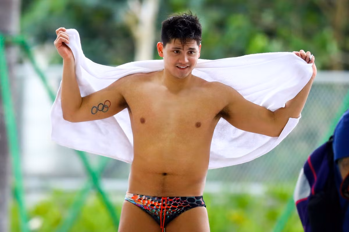 Schooling cao 1,85 m và sở hữu ngoại hình điển trai. 5 kỳ SEA Games gần nhất, kình ngư này giành đến 27 HCV. Tại buổi thi đấu gần nhất, nhà vô địch Olympic 2016 phạm quy khi xuất phát, khiến tuyển bơi 4x100 m tiếp sức Singapore mất HCV vào tay Việt Nam. Ảnh: Minh Chiến.