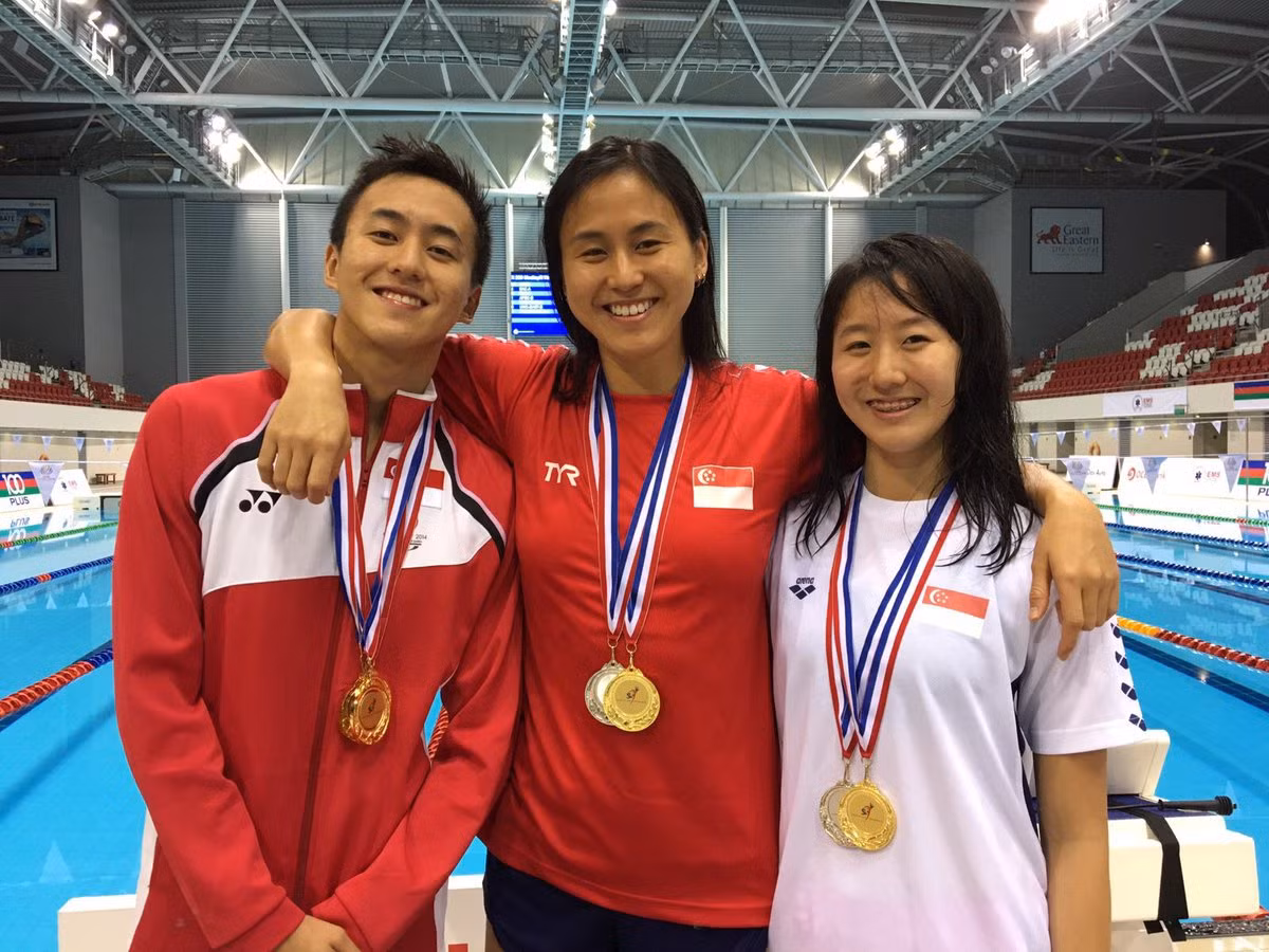 Ngoài Schooling, chị em nhà họ Quah, gồm Quah Zheng Wen, Quah Ting Wen và Quah Jing Wen cũng rất nổi tiếng. Họ được mệnh danh "kẻ săn huy chương". Tại SEA Games 29, nam kình ngư Quah Zheng Wen giành 6 HCV, cô chị Quah Ting Wen bỏ túi 4 HCV, trong khi Quah Jing Wen cũng giành 5 HCV (gồm cá nhân và tiếp sức đồng đội). Ảnh: Stomp.