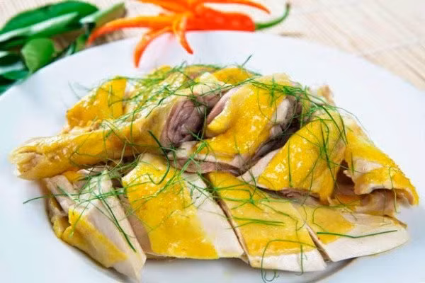 Luộc gà làm theo công thức chuẩn đầu bếp 5 sao, da giòn vàng ruộm - Hình 2 Luoc ga lam theo cong thuc chuan dau bep 5 sao, da gion vang ruom-Hinh-2
