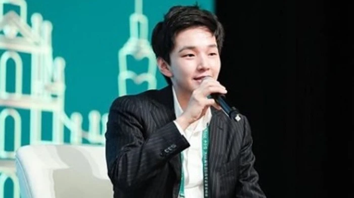 Vẻ ngoài điển trai của thiếu gia 9X thành tỷ phú sau một đêm