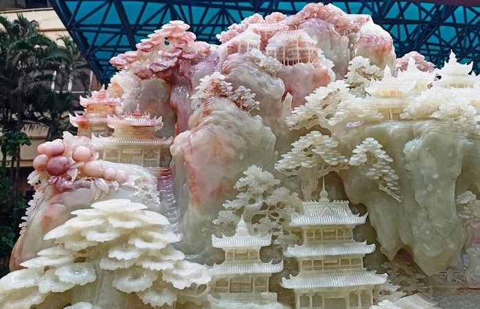 Cận cảnh bức tranh bằng ngọc hơn 10 tấn, giá gần 4 tỷ đồng