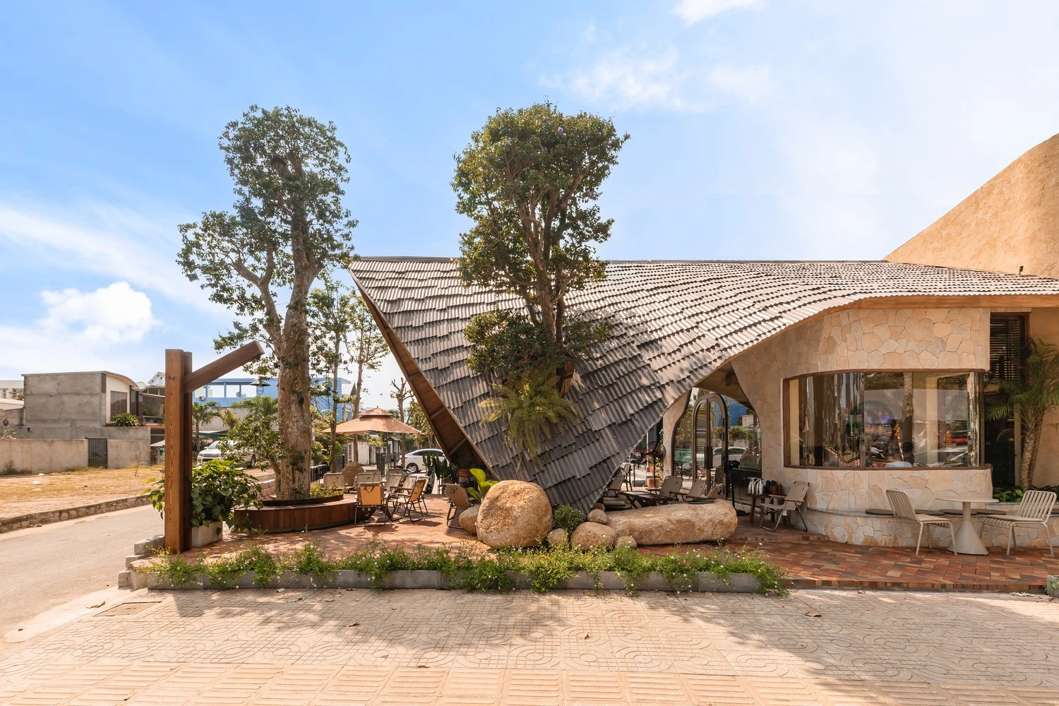 Quán cà phê với mái dốc dài độc nhất vô nhị tại TP HCM 