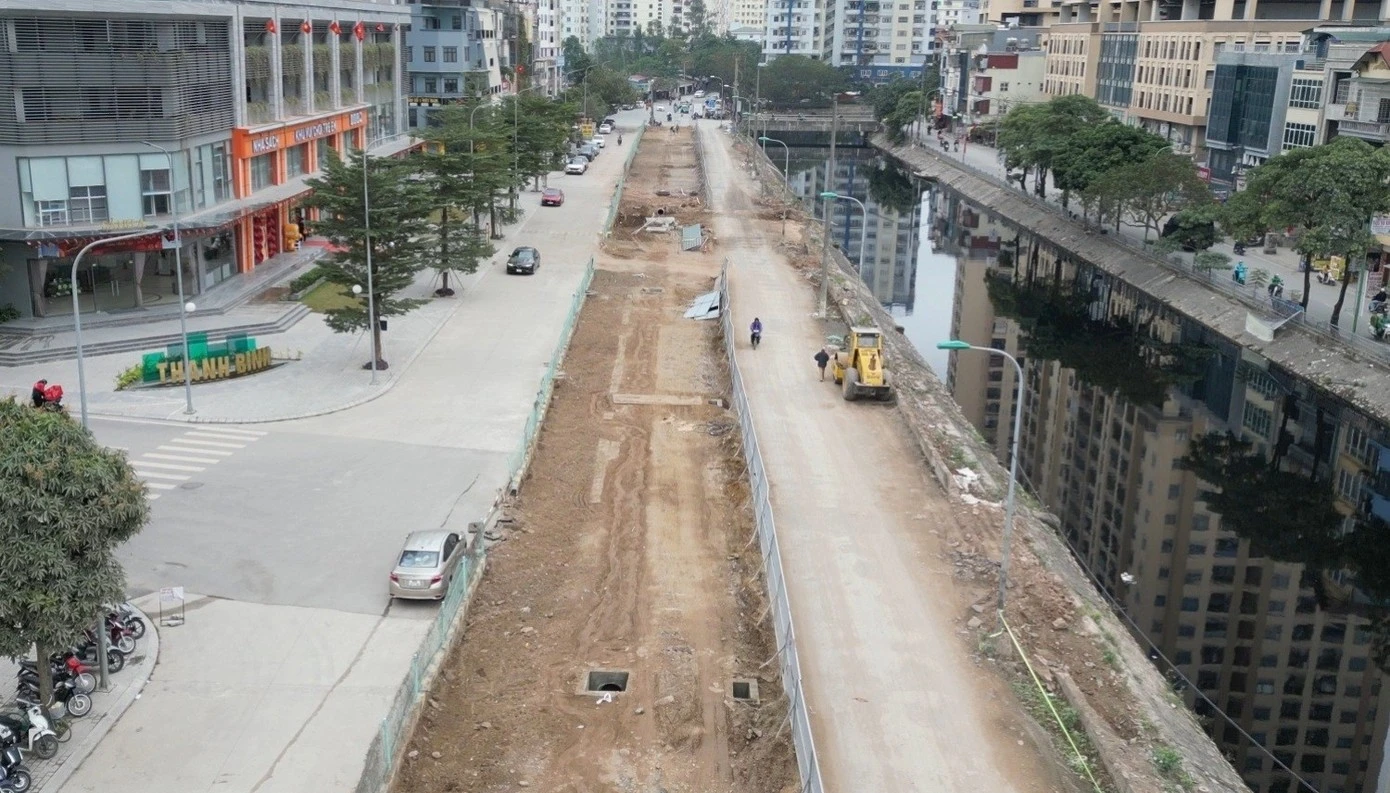 Cận cảnh tuyến đường nhiều 'ổ gà', 'ô trâu' nhất nội thành Hà Nội đang được sửa chưa