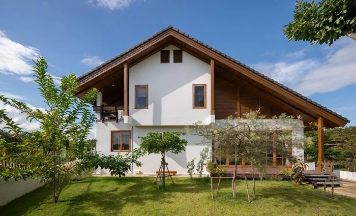 Nhà mái dốc lớn cho gia chủ 'ngắm trọn bốn mùa'