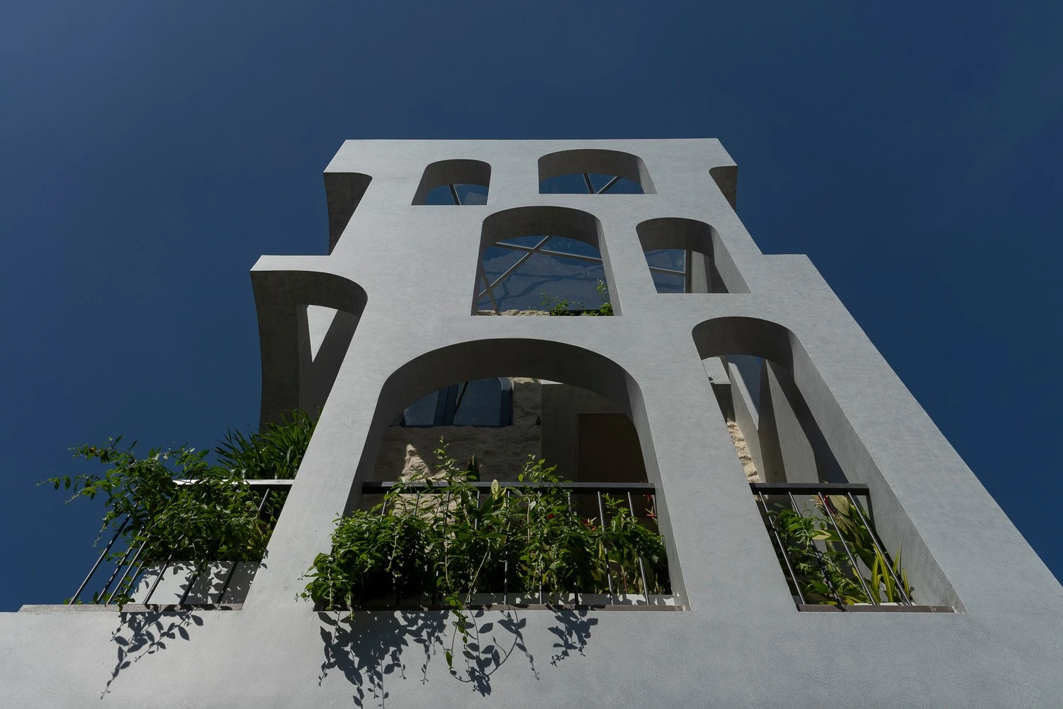 Nhà ống ngập sáng lạ thường với mặt tiền vòm cong chồng lớp 