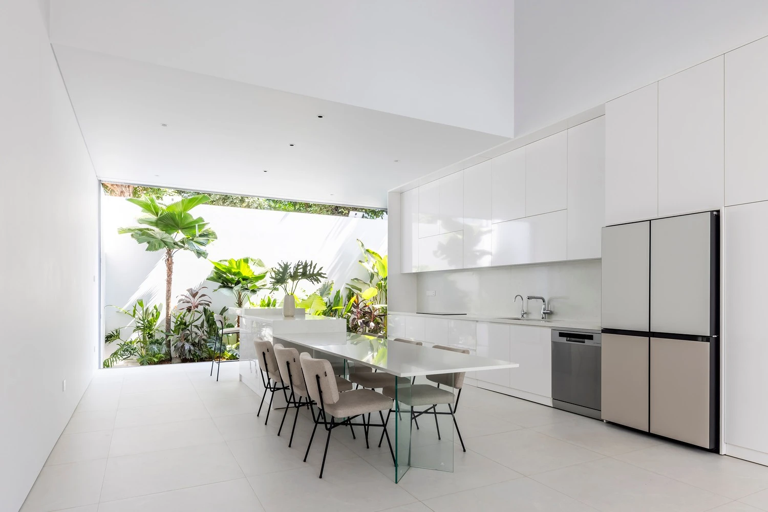 Báo Mỹ ca tụng ngôi nhà đơn giản với màu trắng tinh khôi ở TP HCM 