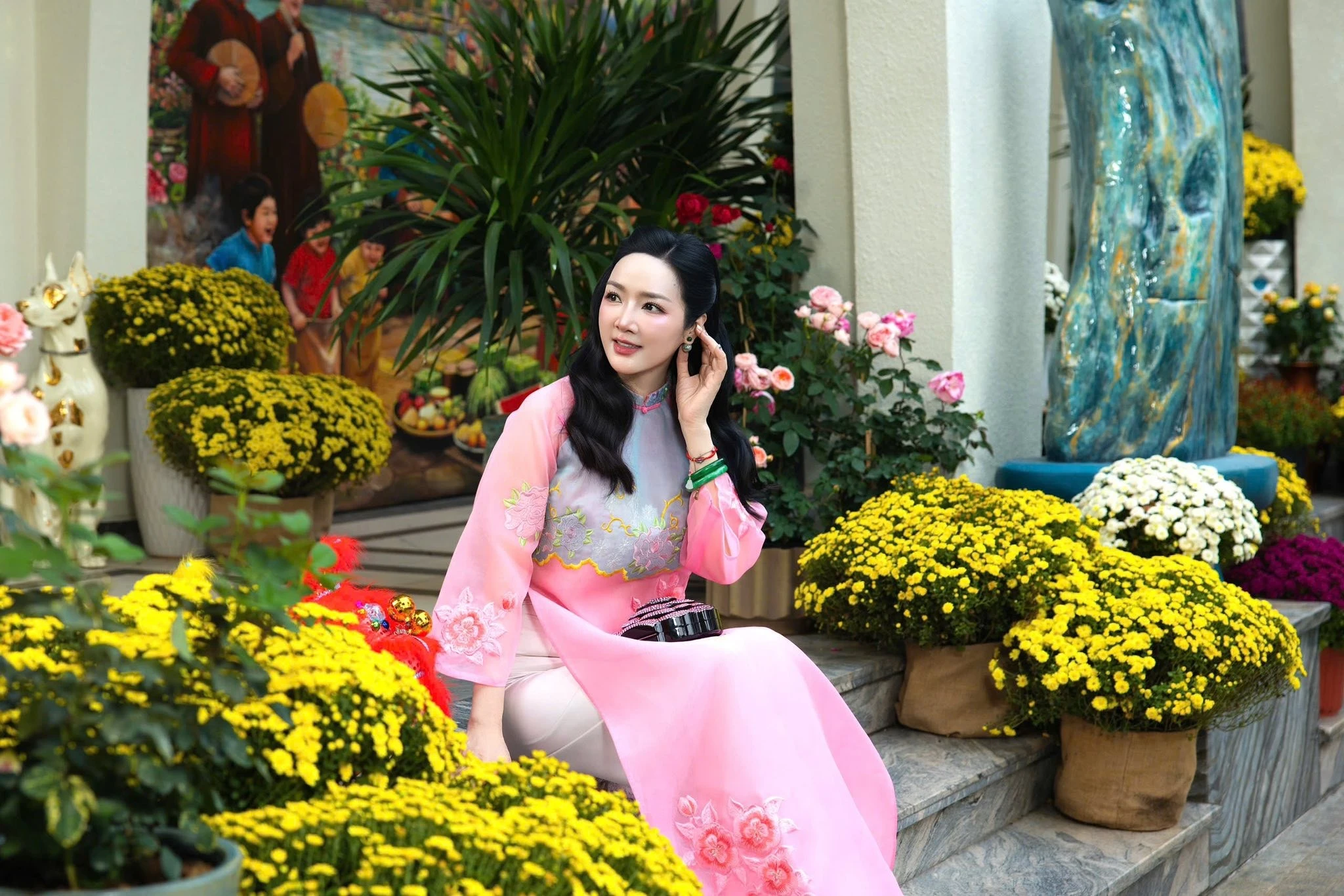 Biệt thự to như cung điện ngập sắc xuân của Hoa hậu Đền Hùng 1992