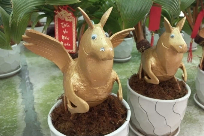 Dừa bonsai hình ngựa hút khách trước Tết Bính Ngọ 2026